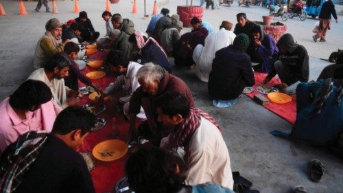 People eat a free meal provided by a charity in Karachi on February 1, 2023. - Inflation has risen ... People eat a free meal provided by a charity in Karachi on February 1, 2023. - Inflation has risen ...