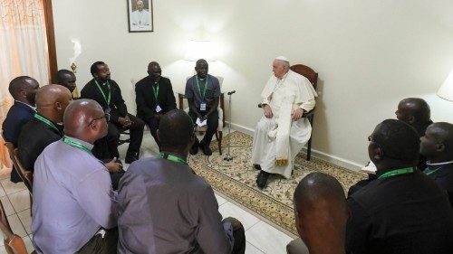  L’incontro con i confratelli gesuiti nella nunziatura  QUO-029