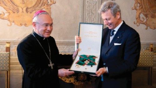 L’arcivescovo Peña Parra cavaliere della Repubblica italiana QUO-031 L’arcivescovo Peña Parra cavaliere della Repubblica italiana QUO-031