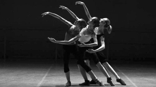 Raccontare il buio della tratta al ritmo della danza del riscatto QUO-032 Raccontare il buio della tratta al ritmo della danza del riscatto QUO-032