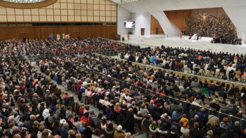  All’udienza generale  il Papa ricorda  il viaggio in Africa  QUO-032