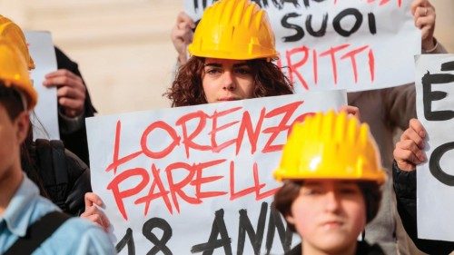 Studenti e lavoratori in flash mob davanti al ministero dell'Istruzione stamane, per ricordare i ... Studenti e lavoratori in flash mob davanti al ministero dell'Istruzione stamane, per ricordare i ...