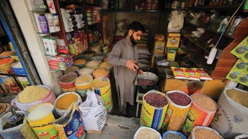 epa10466406 A vendor sells grocery at a wholesale market in Peshawar, Pakistan, 14 February 2023. ...