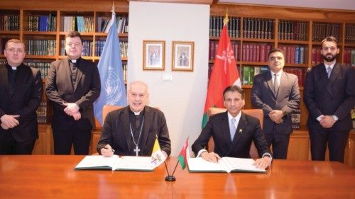  Comunicato congiunto sull’istituzione  di relazioni diplomatiche  tra la Santa Sede e il Sultanato ...