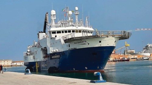 La nave soccorso di Medici Senza Frontiere 'Geo Barents' è entrata nel porto di Ancona e sono in ...