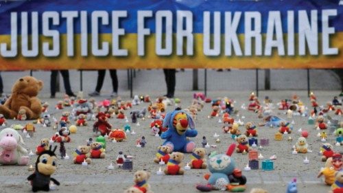 epaselect epa10485974 Members of NGO Avaaz and Ukrainian refugees place kids' teddy bears and toys ...