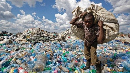  L’Africa di plastica tra discariche e speranza  QUO-048