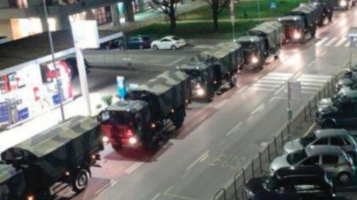 La colonna di camion militari carichi di  bare lascia Bergamo, 19 marzo 2020.ANSA/ Fabio Conti