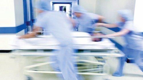  La grande fuga dei medici: emergenza negli ospedali   QUO-053