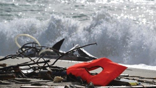 Strage di migranti davanti le coste crotonesi del mar Ionio, proseguone le ricerche dei naufraghi. ...