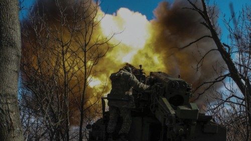 Ukrainian servicemen fire a 2S5 Giatsint-S self-propelled howitzer towards Russian troops outside ...