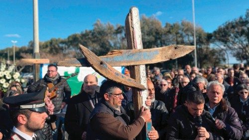  Via Crucis  per i migranti  morti in mare e per un’Europa senza «filo spinato»  QUO-054