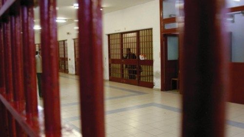  Le donne in carcere: poche  ma molto sofferenti  QUO-056