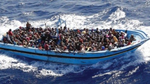  Barcone alla deriva con 500 migranti   QUO-058