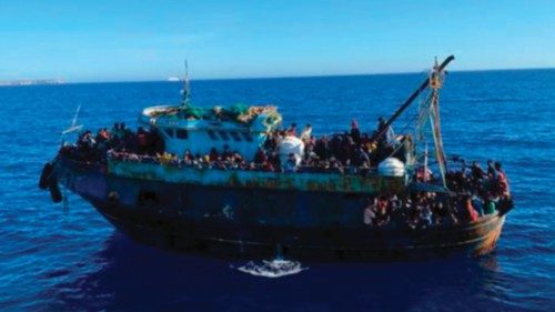Sono 415 i migranti approdati, con due diversi barconi, a Lampedusa.  La prima barca di legno di 20 ...