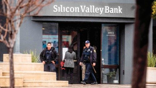Police officers leave Silicon Valley Bank?s headquarters in Santa Clara, California on March 10, ...