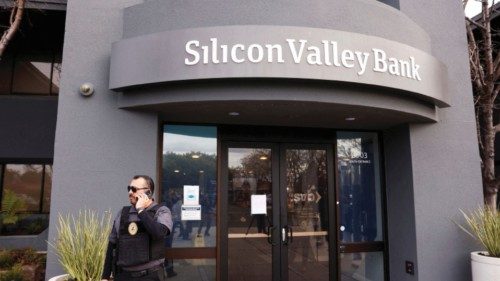 FILE PHOTO: FILE PHOTO: A security guard stands outside of the entrance of the Silicon Valley Bank ...