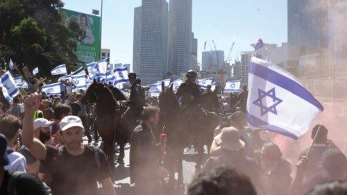 epa10511293 A police cavalry unit tries to disperse protesters blocking the Ayalon main highway ...