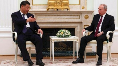 epa10533779 Chinese President Xi Jinping (L) gestures while speaking with Russian President Vladimir ...