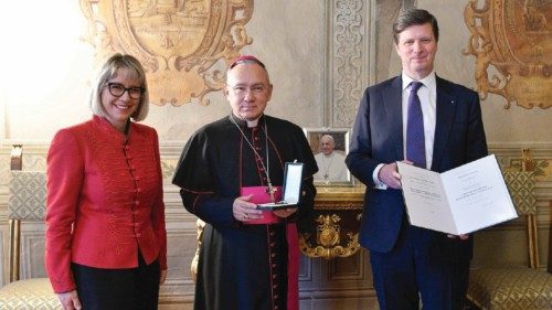  Onorificenza del presidente della Repubblica di Ungheria al sostituto della Segreteria di Stato  ...