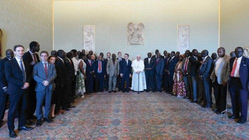  Il saluto  del Pontefice  a delegazioni  del Sud Sudan  QUO-070