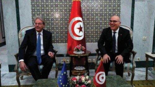 epa10545089 Tunisian Foreign Minister Nabil Ammar (R) with  European Commissioner in charge of ...