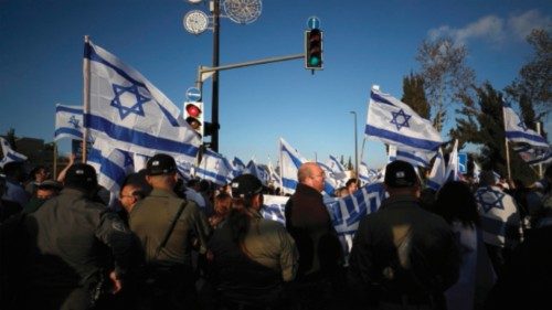 epa10545787 Israeli police try to separate Israeli Right-wing government supporters and ...