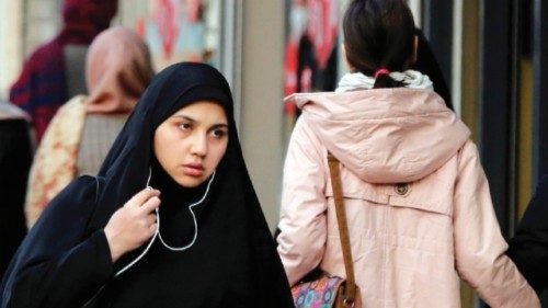  Niente scuola in Iran per le studentesse senza velo  QUO-079