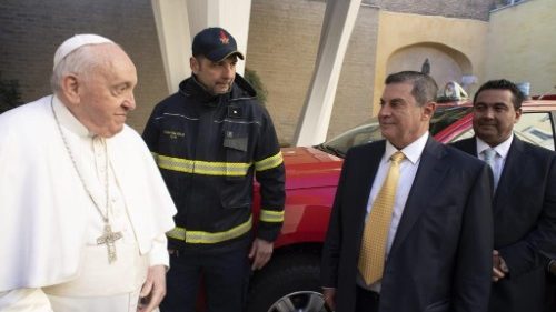 Fernando Molina e Sergio Martinez a nome del Gruppo Molina (Messico) donano al Papa l'autovettura destinata al Corpo dei Vigili del Fuoco della Città del Vaticano