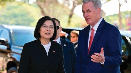TOPSHOT - US Speaker of the House Kevin McCarthy (R-CA) (R) speaks with Taiwan President Tsai ...