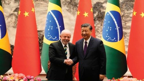 epa10572273 Brazilian President Luiz Inacio Lula da Silva (L) shakes hands with Chinese President Xi ...