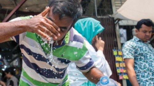 epa10576568 A man splashes water on his face to cool off during a hot weather day at the Dhaka ...