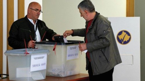 epa10587344 A man casts his ballot at voting station near Northern Mitrovica, Kosovo, 23 April 2023. ...