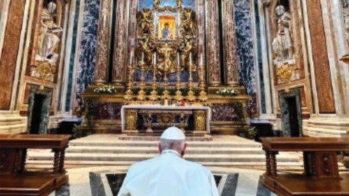  Il Pontefice prega a Santa Maria Maggiore  per il viaggio  in Ungheria   QUO-097