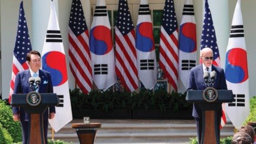 epa10593004 South Korean President Yoon Suk Yeol (L) and U.S. President Joe Biden hold a joint news ...