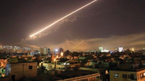  Attacco aereo israeliano  a Homs:  tre i feriti  QUO-100