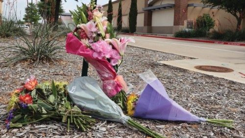 epa10614292 A boquet of flowers is left in front of the Allen Premium Outlet Mall entrance in ...