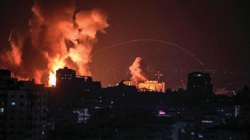  Raid notturni di Israele  sulla Striscia di Gaza  QUO-107