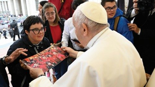 Un rosario per le donne e i bambini ucraini QUO-108 Un rosario per le donne e i bambini ucraini QUO-108
