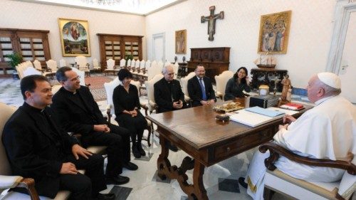  Udienza a officiali della Pontificia Commissione per l’America Latina  QUO-111
