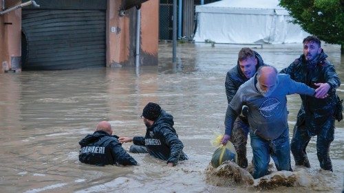 MALTEMPO I ROMAGNA. Faenza in Via Torretta, carabinieri in servizio portano in salvo 2 persona ...