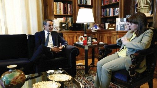 epa10645703 Greek Prime Minister Kyriakos Mitsotakis (L) talks with Greek President Katerina ...
