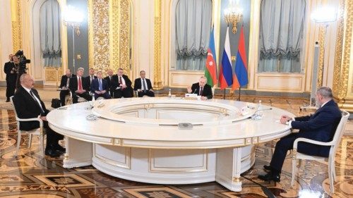 epa10654316 Russian President Vladimir Putin (C) attends a trilateral meeting with Azerbaijani ...