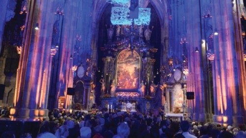 Lange Nacht der Kirchen im Stephansdom, Kunstinstallation 'Dem Himmel entgegen' von Stefan Knor; ...