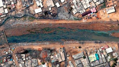  Il fiume Odaw (Ghana)  e le rive di plastica   QUO-129