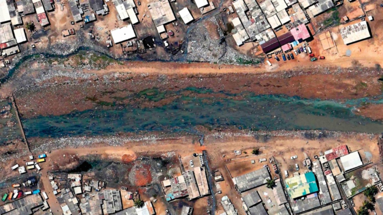  Il fiume Odaw (Ghana)  e le rive di plastica   QUO-129