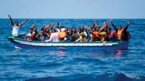  Alla deriva tra Italia e Grecia barca con 150 migranti  QUO-131