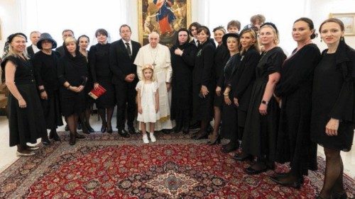  A Santa Marta l’incontro del Papa con le mogli degli ambasciatori dell’Ucraina  QUO-149