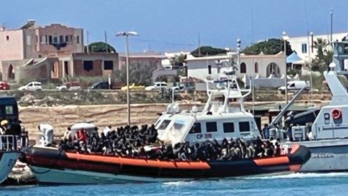 Le motovedette della Capitaneria di Porto impegnate per recuperare migranti in mare, Lampedusa, 28 ...