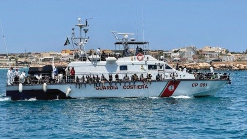Boats of the Italian Guardia di Finanza and Coast Guard transfer the 696 migrants arrived in the ...